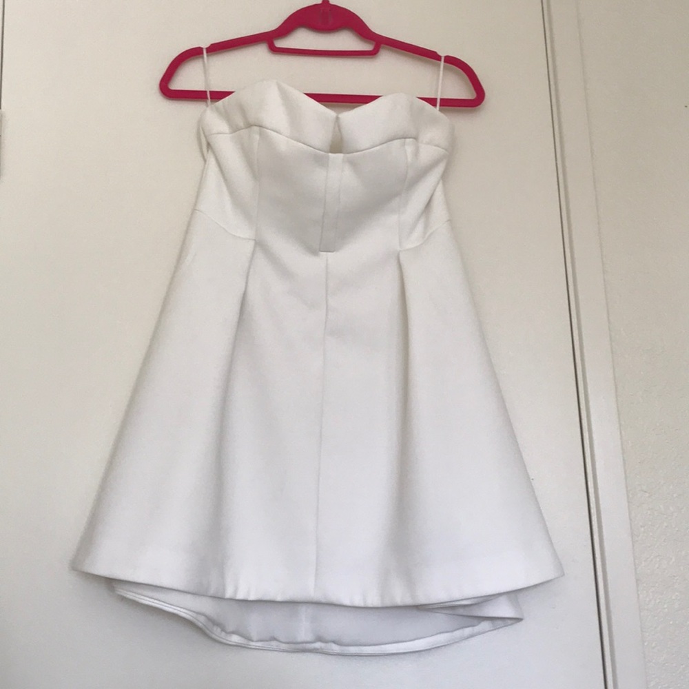 Short White strapless dress. (Urban outfitters)